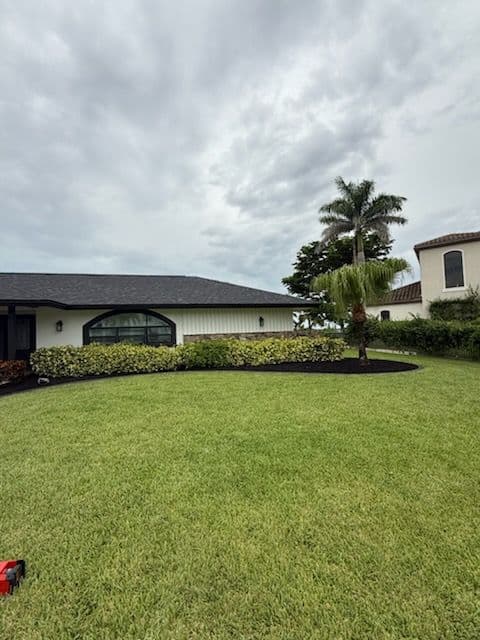 Gallery photos for Stunning Cleanup and Mulching in Fort Myers: Image #1