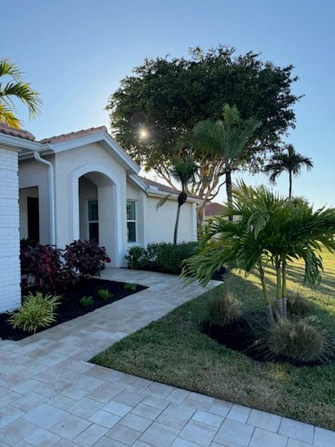 Gallery photos for Stunning Landscape Installation at a Suburban Fort Myers Residence: Image #3